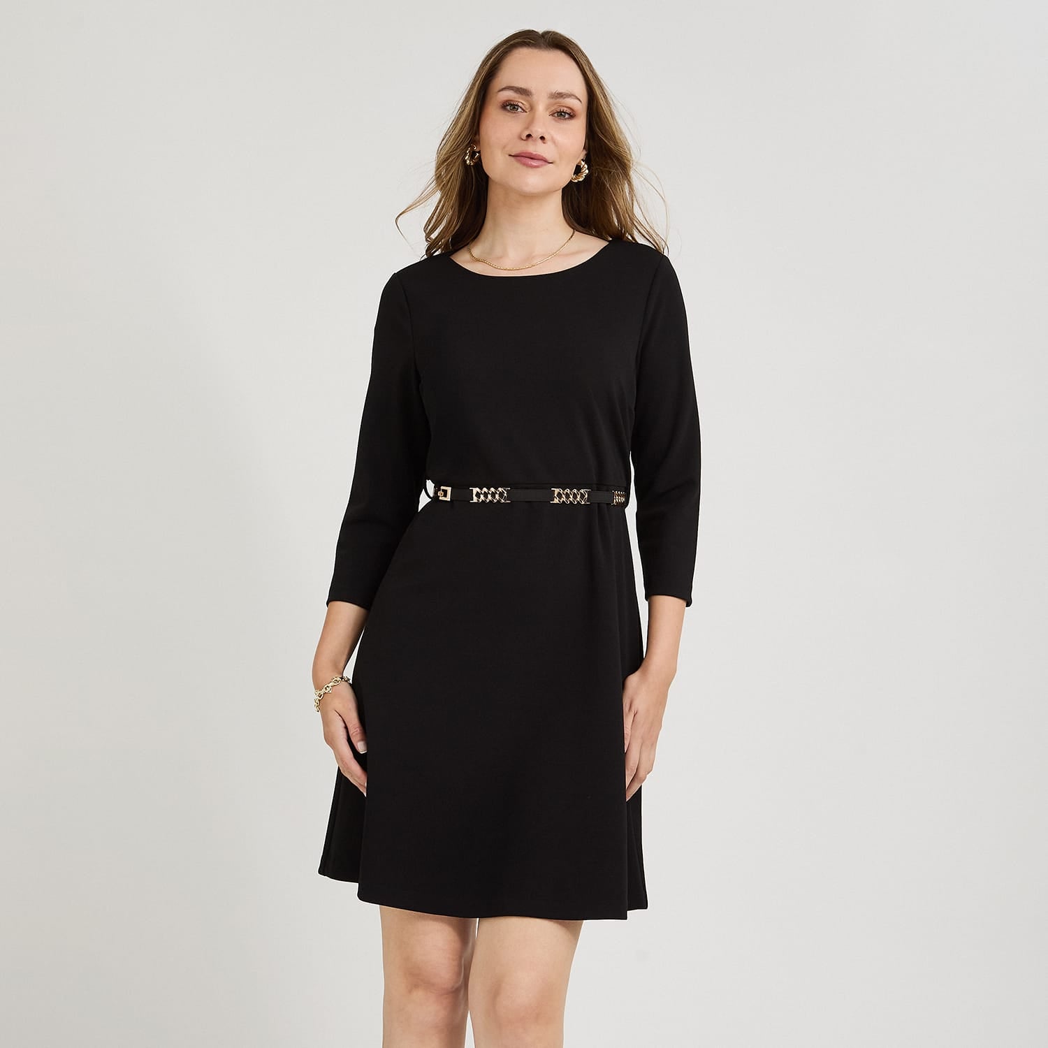 Vestido Corto Manga 3/4 con Cinturón Metálico Negro